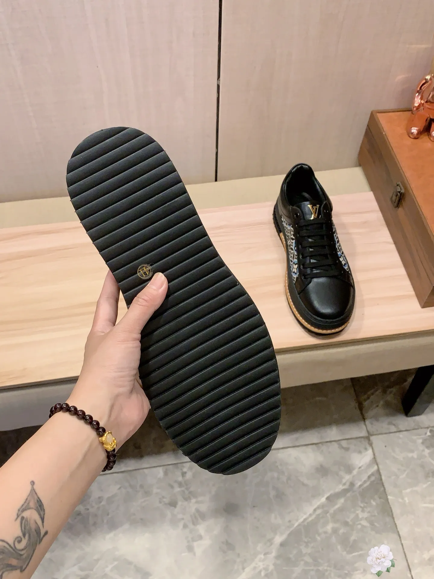 Men's men's shoes 💰420💰💰🎩🎩[Lightning][Lightning] "LV*" The latest • hot style casual shoes, top brand [Seduce] luxury~purchase, top~quality. [Strong] The upper is made of imported breathable cowhide with fabric material ➕ Breathable sheepskin feet (•) and fine workmanship. The original stylish and stylish soft rubber wear-resistant and non-slip outsole is light and comfortable on the feet. The real thing looks better when photographed in person. Code 111: Code: 38-44, 2️⃣colors selected